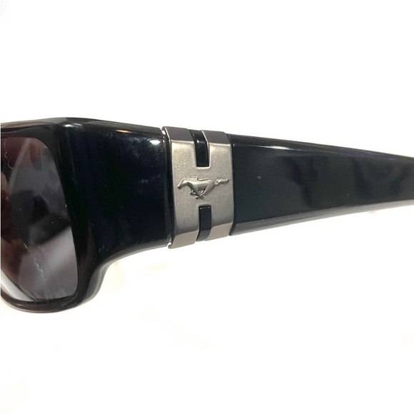 Very rare & unique vintage Ford mustang polarized sunglasses & case - Picture 4 of 10